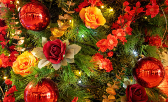 Unique Christmas Flower and Gift Pairings for Everyone on Your List