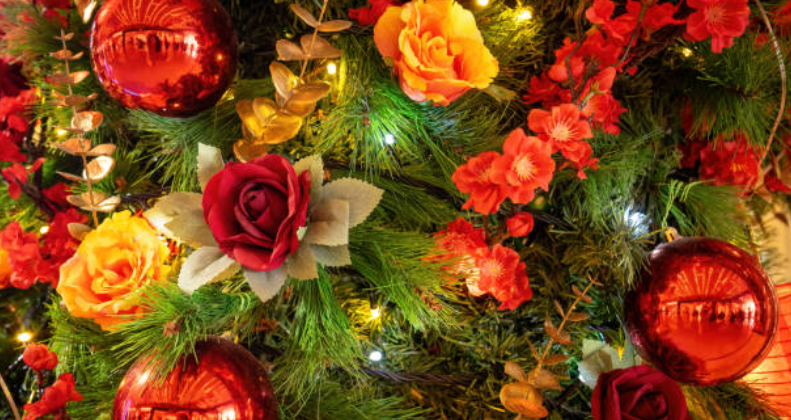 Unique Christmas Flower and Gift Pairings for Everyone on Your List