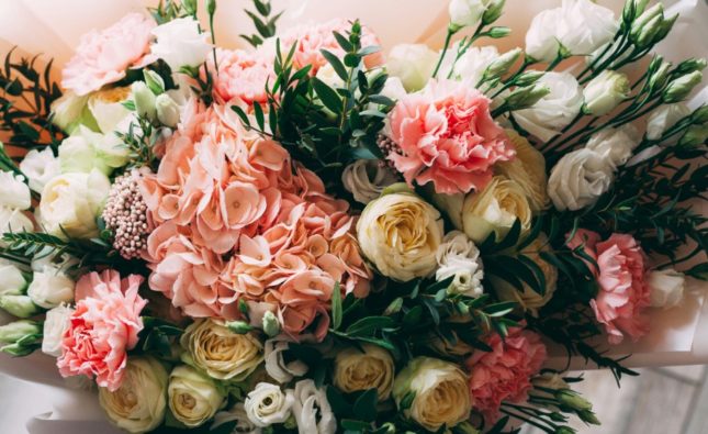Best Flower Arrangements for Romantic Surprise Deliveries