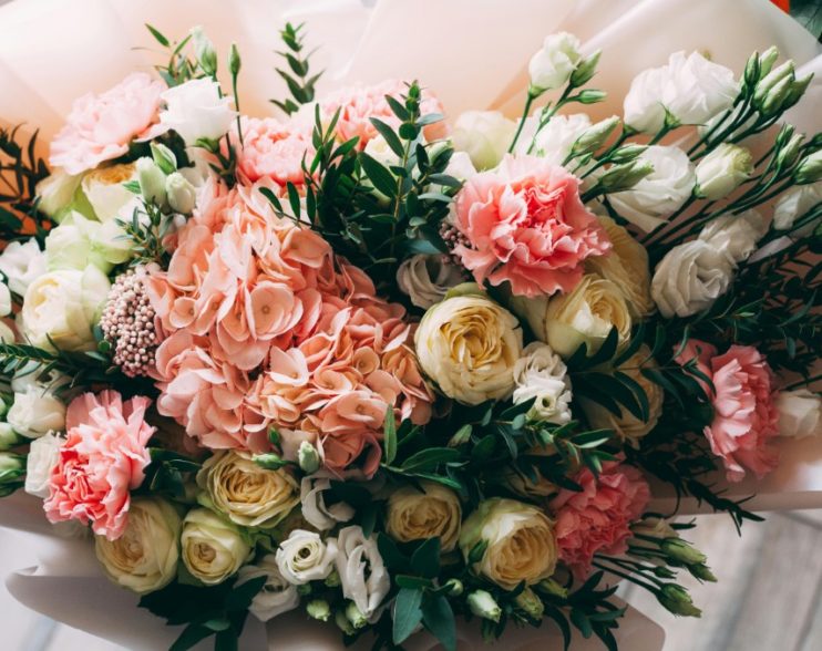 Best Flower Arrangements for Romantic Surprise Deliveries